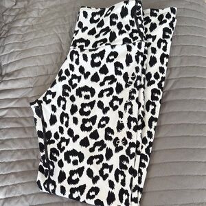 Ryderwear brand scrunch bum Leopard Print Leggings. High waisted with 26” inseam